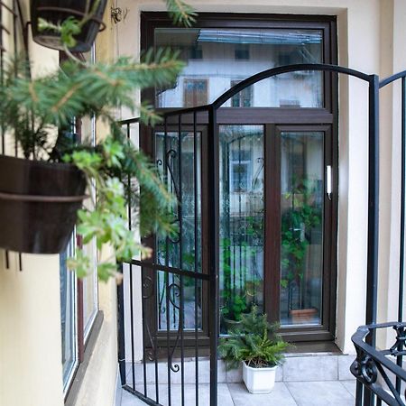 Світла Затишна Квартира В Центрі Біля Оперного Театру З Балконом, Який Виходить У Тихий Львівський Дворик Lviv Exterior foto